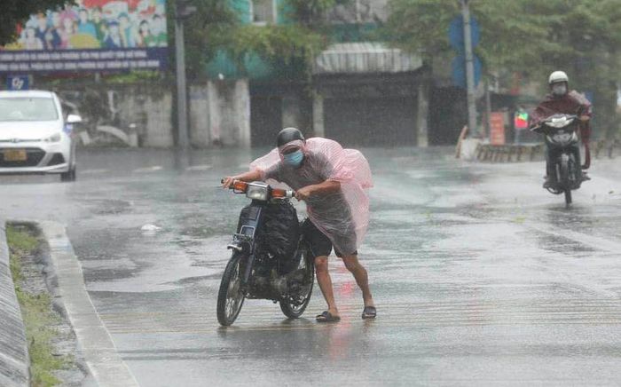 Bão YAGI nằm gọn trên đất liền, Hà Nội tiếp tục có mưa to đến rất to, gió giật mạnh