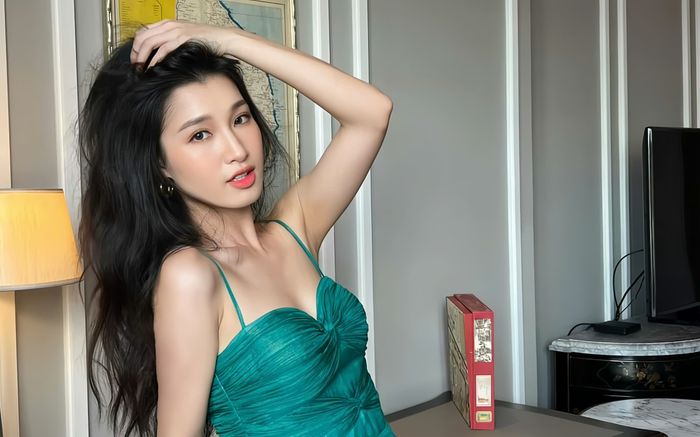 Á hậu Phương Nhi ôm hôn thắm thiết một người