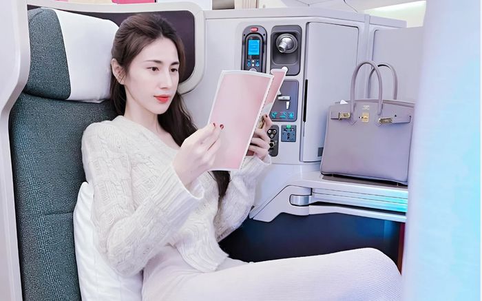 Vì sao ca sĩ Thủy Tiên giàu nhất làng WAGs?