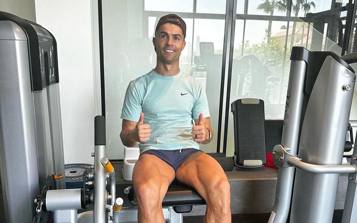 Ronaldo mê diện quần siêu ngắn