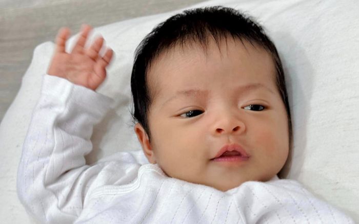 Cận diện mạo cực yêu của con gái út nhà Đông Nhi