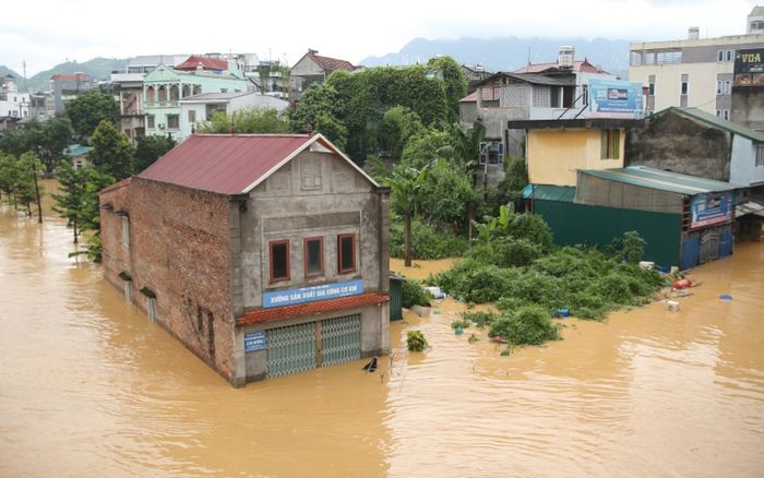 Cao Bằng: Mưa lớn kéo dài gây ngập lụt diện rộng, nước dâng cao 2 mét so với nền nhà