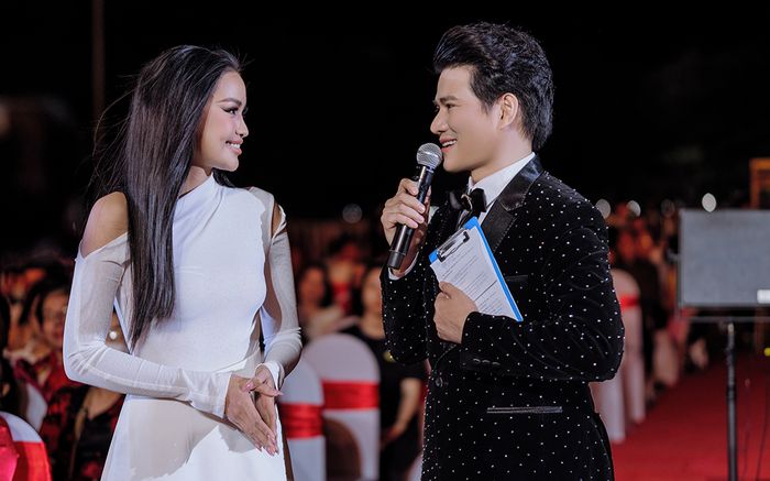 Vũ Mạnh Cường và Hoa Hậu Ngọc Châu cầm trịch lễ trao giải Cánh Diều Vàng