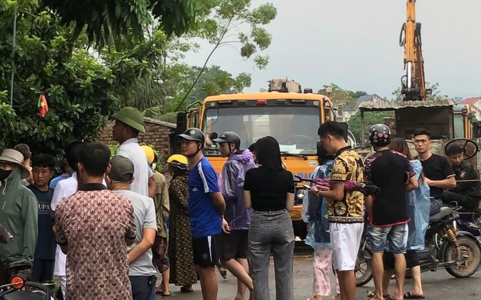 Hiện trường vụ sập cầu Phong Châu: Người thân khóc nấc, mong ngóng tin tức của những người mất tích