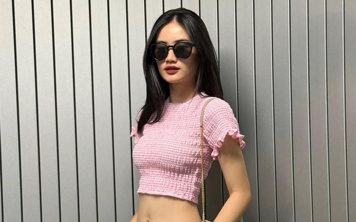 Hoa hậu Ý Nhi 'lên đồ' dáng ngắn khoe vòng eo nhỏ xíu