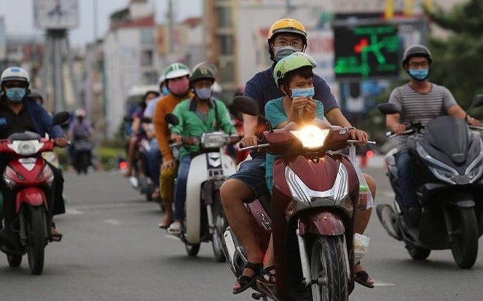 Từ 1/1/2025, bắt buộc bật đèn xe máy từ 18h hôm trước đến 6h hôm sau