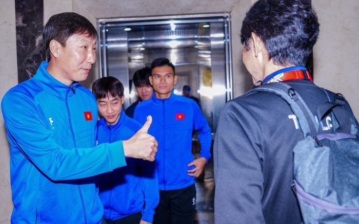 HLV Kim Sang Sik giơ ngón tay cái khi chạm mặt HLV Thái Lan
