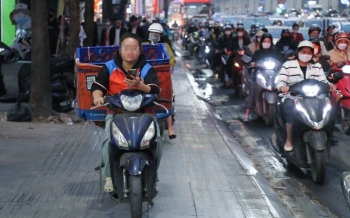 Cũng đi xe máy lên vỉa hè nhưng những trường hợp này không bị phạt 6 triệu đồng