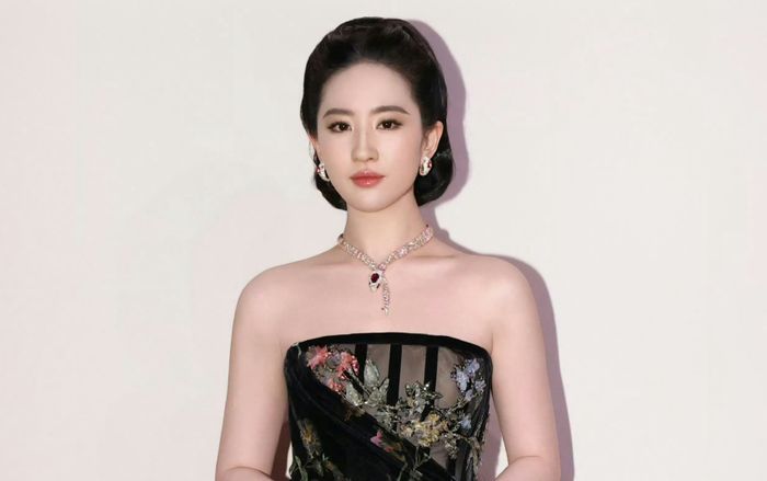 Khoảnh khắc xấu hổ của Lưu Diệc Phi