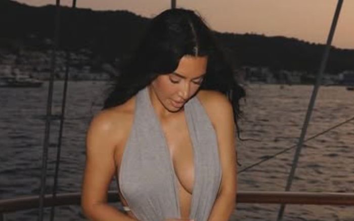 Người mẫu gây tranh cãi khi quyên góp nội y cho nạn nhân bị thiệt hại do cháy rừng