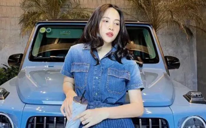 Vợ Cường Đô La đích thân lái xe sang, đón một người đặc biệt đi ăn khuya