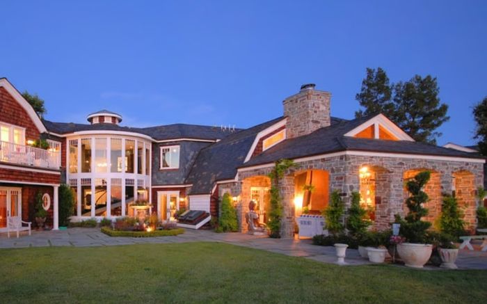 Nữ ca sĩ nổi tiếng ly dị chồng sau 10 năm chung sống, rao bán biệt thự tiền tỷ