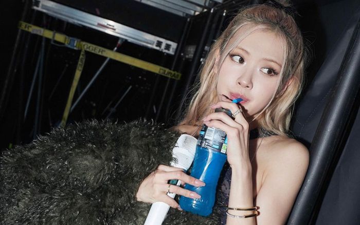 Không cần BLACKPINK, Rosé 'một mình một ngựa' san bằng kỷ lục của BTS