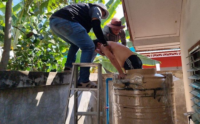 Sửa máy bơm nước tại nhà, người đàn ông gặp sự cố phải nhờ họ hàng 'giải cứu'