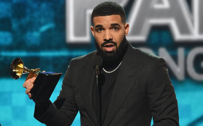 Drake kiện hãng thu âm của chính mình