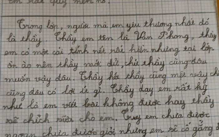 Bài văn tả thầy giáo được khen nức nở, nhân vật chính đọc xong phải phì cười
