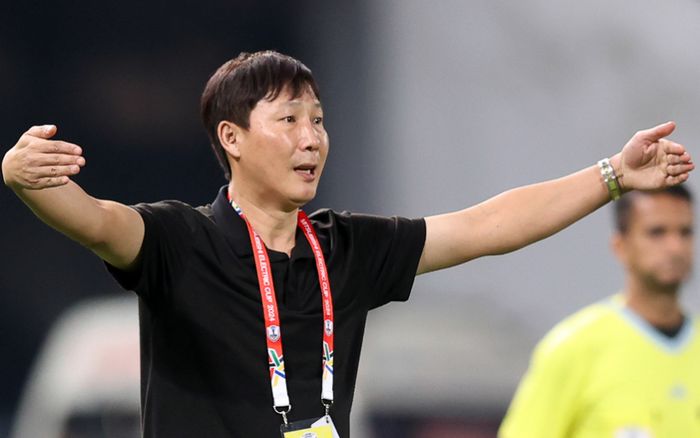 HLV Kim Sang Sik khá mệt mỏi vì Supachok