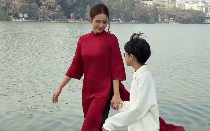 Huyền Lizzie rục rịch đón Tết cùng con trai, ngoại hình quý tử gây chú ý