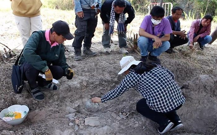 Đào đất trồng sắn, người dân bàng hoàng phát hiện thứ bị chôn vùi ở dưới