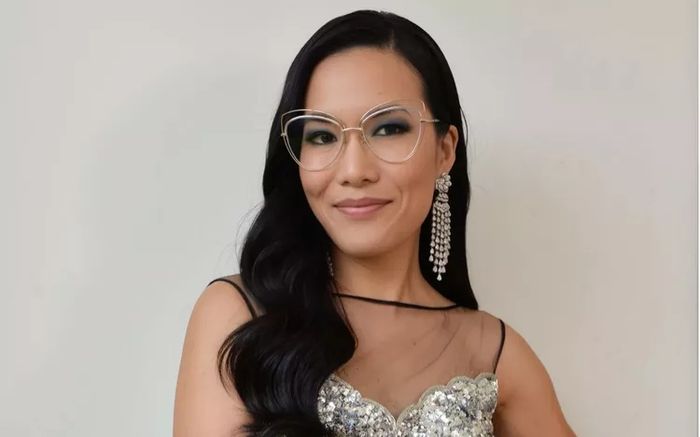 Chuyên gia bật mí cách trang điểm mắt đẹp lung linh khi đeo kính