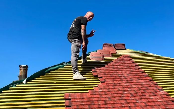 Nam ca sĩ nổi tiếng một thời nay kiếm sống bằng nghề lợp mái nhà ở tuổi xế chiều