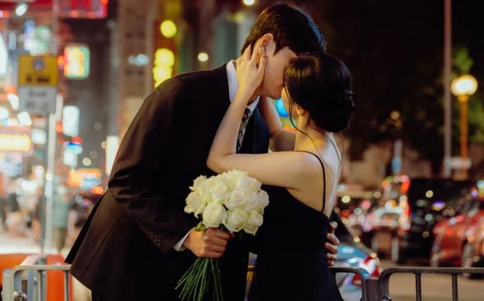 Nữ ca sĩ thông báo thời điểm kết hôn, khoe ảnh khóa môi chồng cực ngọt tại Hồng Kông