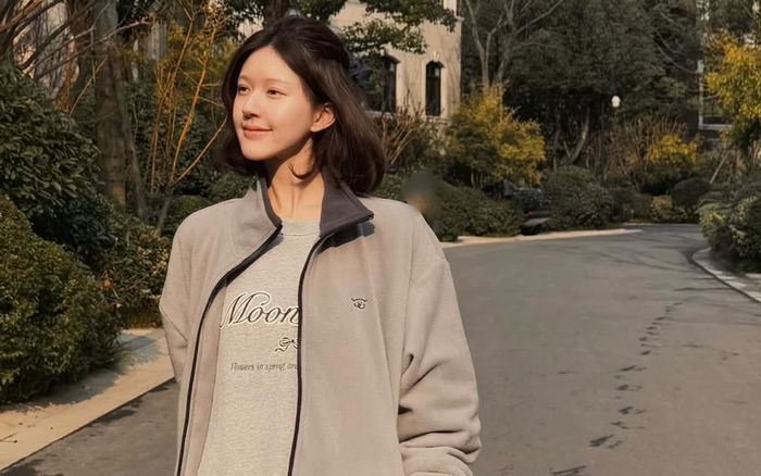 Triệu Lộ Tư để lộ vẻ nhợt nhạt sau một tháng bị đột quỵ