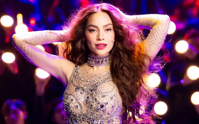 Hồ Ngọc Hà diện đồ xuyên thấu 'nửa cơ thể' đi diễn, khoe vóc dáng nóng bỏng