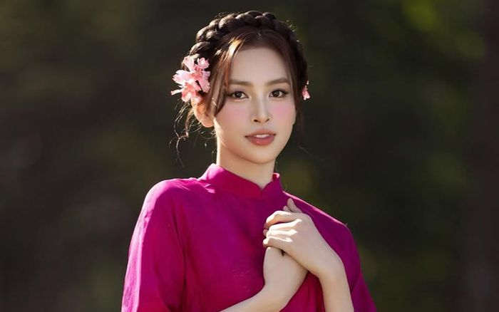 Tết bận rộn của Hoa hậu Tiểu Vy: Sáng quây quần bên gia đình, tối tất bật 'chạy show'