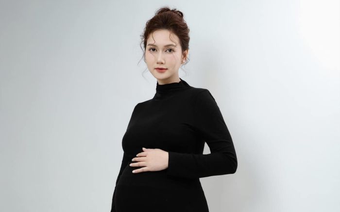 Hương Giang tạm dừng công việc, chuẩn bị lâm bồn