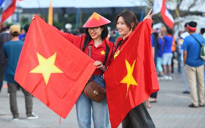 CĐV Việt Nam và 'biển người' Thái Lan đổ về Rajamangala