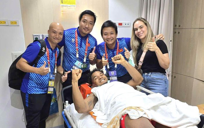 Xúc động Nguyễn Xuân Son nén cơn đau gãy chân cổ vũ cho tuyển Việt Nam