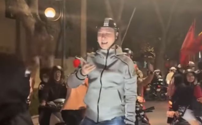 Đang 'đi bão' thì mẹ gọi về ăn cơm, nam thanh niên trả lời đầy thú vị