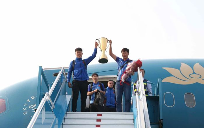 Cận cảnh chiếc cúp vàng vô địch của tuyển Việt Nam từ sân bay Nội Bài
