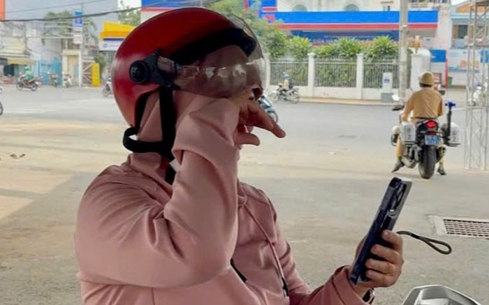 Leo vỉa hè, người phụ nữ khóc nức nở khi bị cảnh sát bắt gặp