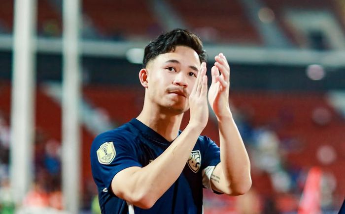 Khán giả phản ứng khi Supachok giành giải bàn thắng đẹp nhất chung kết lượt về