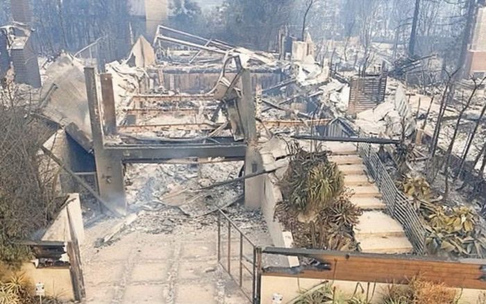 Biệt thự của nam diễn viên nổi tiếng cháy rụi, cảnh tượng tan hoang