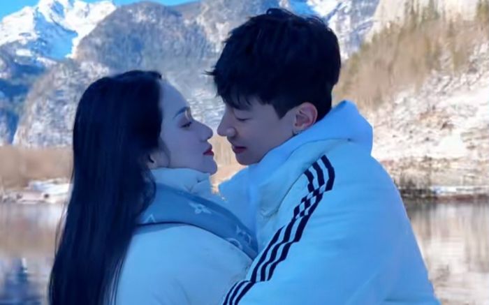 Hương Giang được tình tin đồn ôm chặt không buông tay