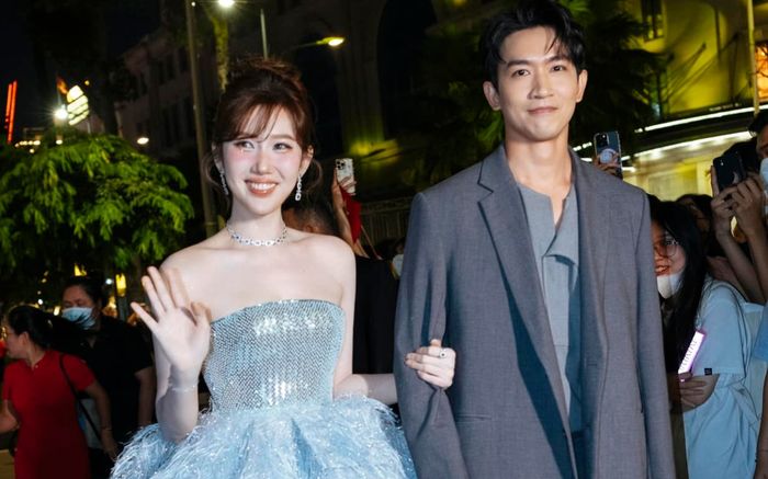 Võ Cảnh hôn Thúy Ngân giữa đám đông, ngày càng lộ rõ 'phim giả tình thật'