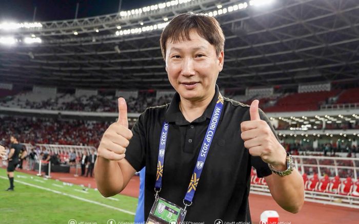 Với dàn cầu thủ nhập tịch lớn tuổi, HLV Kim Sang Sik 'đi tắt' cho mục tiêu ngắn hạn?