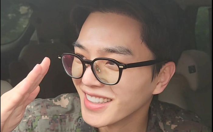 Song Kang đã chính thức xuất ngũ