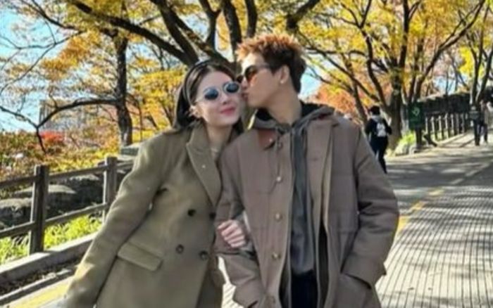 Rộ ảnh Quân A.P thân mật với bạn gái hot girl ở nước ngoài, loạt cử chỉ khiến fan 'đứng ngồi không yên'