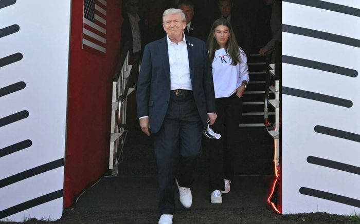 Cháu gái ông Donald Trump lên chức ở tuổi 18, tự làm người mẫu quảng bá với loạt ảnh chụp tại Nhà Trắng