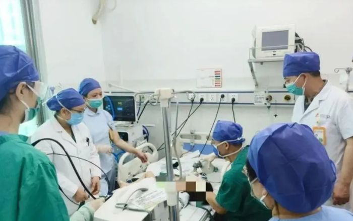 Bé trai 2 tuổi nguy kịch sau khi uống món súp bằng ống hút