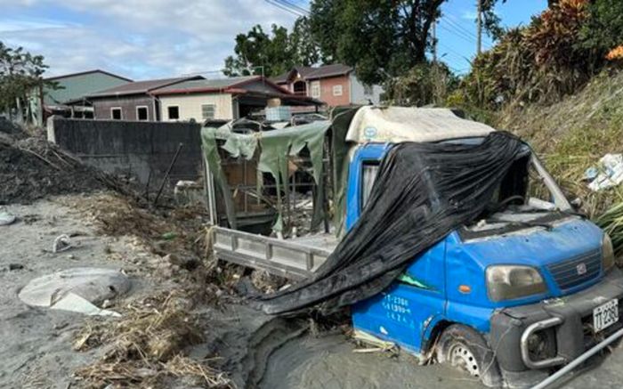 Người đàn ông bơi 500m để thoát lũ, đau đớn khi mất đi người bạn trung thành