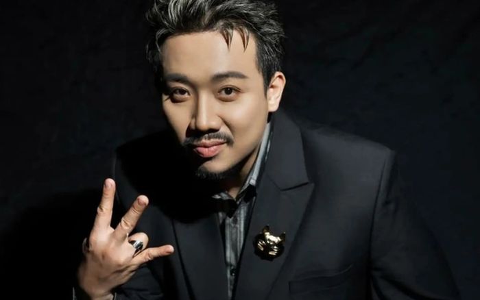 Trấn Thành gây bất ngờ với điện thoại đắt đỏ