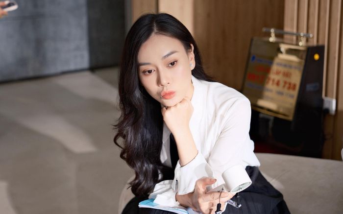 Học Phương Oanh diện đồ công sở tôn dáng hết nấc, ai nhìn cũng không thể rời mắt