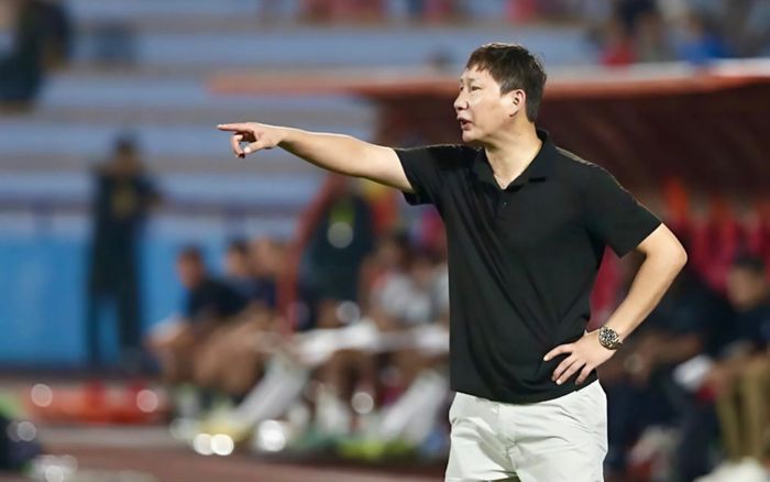 HLV Kim Sang Sik có hành động mạnh mẽ, LĐBĐ Malaysia tuyên bố đầy bất ngờ