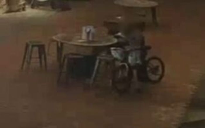 Đặt chiếc bánh sinh nhật giá hơn 1 triệu đồng lên bàn rồi đi chụp hình, cô gái 20 tuổi và nhóm bạn sững sờ sau khi quay lại