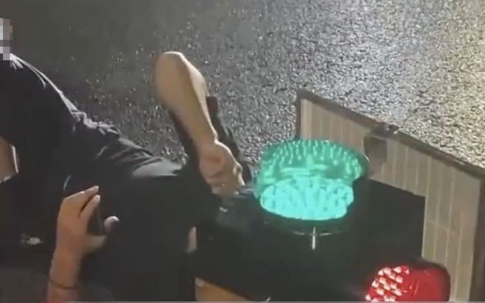 Lái xe đạp điện, người đàn ông gây xôn xao khi bị kẹt đầu vào đèn giao thông